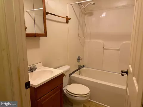 Bath - 1231 Bayard St, Baltimore, MD 21230 photo 2 of 3