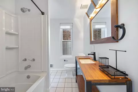 Bath - 114 Hamburg St E, Baltimore, MD 21230 photo 1 of 7