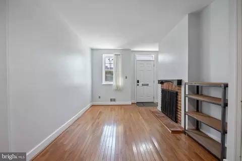 Living - 114 Hamburg St E, Baltimore, MD 21230 photo 2 of 5