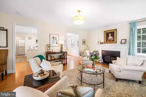 Living - 321 Broadmoor Rd, Baltimore, MD 21212 photo 3 of 6
