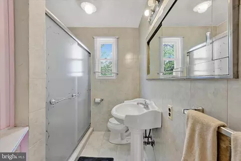 Bath - 4155 Crest Heights Rd, Baltimore, MD 21215 photo 2 of 3