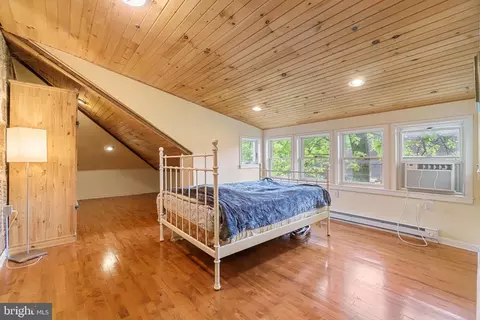 Bedroom - 717 Deepdene Rd, Baltimore, MD 21210 photo 2 of 3