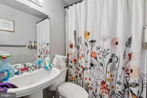 Bath - 637 S Paca St, Baltimore, MD 21230 photo 4 of 5