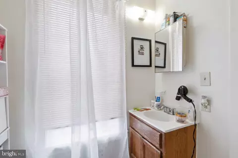 Bath - 637 S Paca St, Baltimore, MD 21230 photo 2 of 5