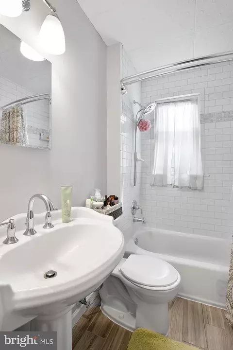 Bath - 4117 Balfern Ave, Baltimore, MD 21213 photo 2 of 5