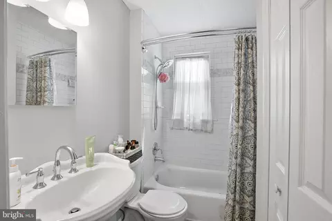 Bath - 4117 Balfern Ave, Baltimore, MD 21213 photo 1 of 5