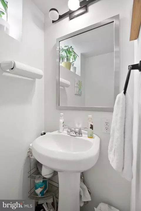 Bath - 4117 Balfern Ave, Baltimore, MD 21213 photo 4 of 5