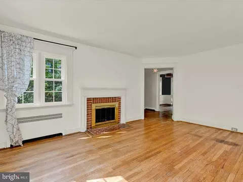 Living - 4113 Westview Rd, Baltimore, MD 21218 photo 4 of 6