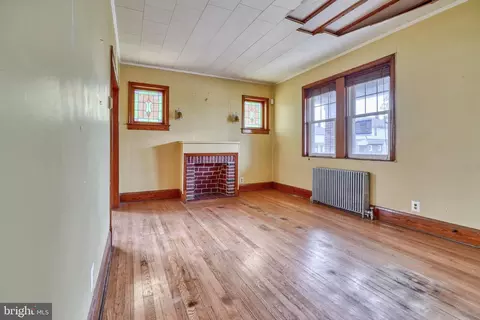 Living - 2706 Christopher Ave, Baltimore, MD 21214 photo 4 of 9