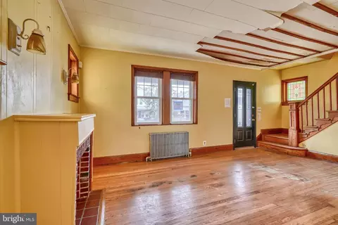 Living - 2706 Christopher Ave, Baltimore, MD 21214 photo 2 of 9