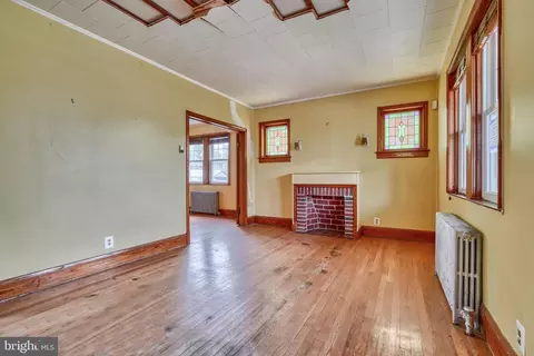 Living - 2706 Christopher Ave, Baltimore, MD 21214 photo 3 of 9