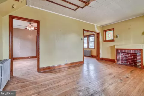 Living - 2706 Christopher Ave, Baltimore, MD 21214 photo 7 of 9