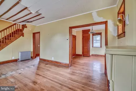 Living - 2706 Christopher Ave, Baltimore, MD 21214 photo 6 of 9