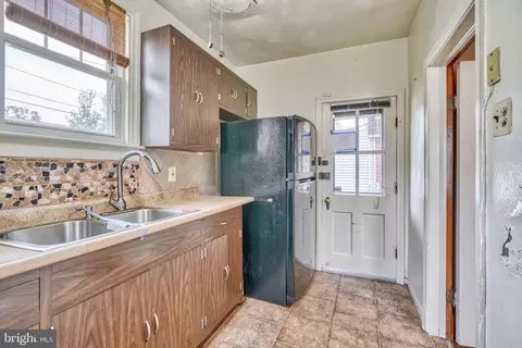 Entry Way - 2706 Christopher Ave, Baltimore, MD 21214 photo 2 of 4