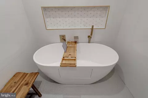Bath - 1745 E Lombard St, Baltimore, MD 21231 photo 7 of 12