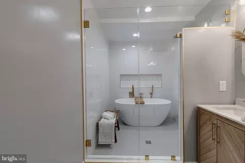 Bath - 1745 E Lombard St, Baltimore, MD 21231 photo 5 of 12