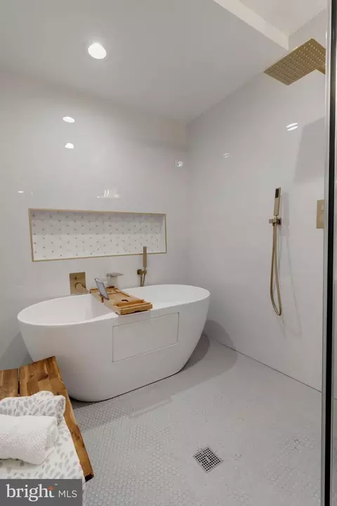 Bath - 1745 E Lombard St, Baltimore, MD 21231 photo 6 of 12