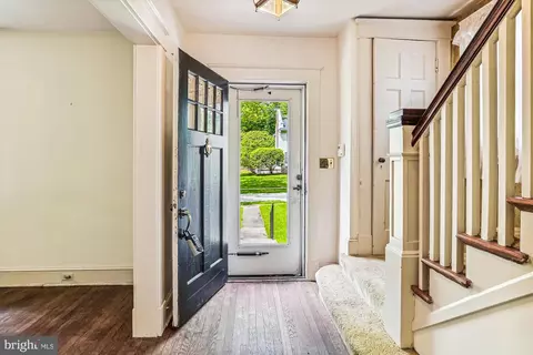 Entry Way - 6211 Pinehurst Rd, Baltimore, MD 21212 photo 1 of 5