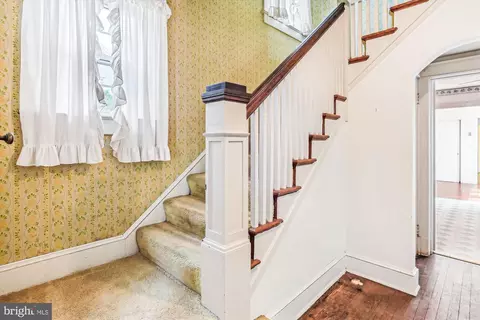 Entry Way - 6211 Pinehurst Rd, Baltimore, MD 21212 photo 2 of 5