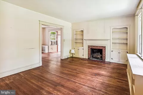 Living - 6211 Pinehurst Rd, Baltimore, MD 21212 photo 3 of 4