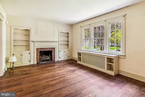 Living - 6211 Pinehurst Rd, Baltimore, MD 21212 photo 2 of 4