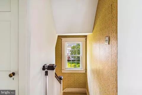 Entry Way - 6211 Pinehurst Rd, Baltimore, MD 21212 photo 4 of 5