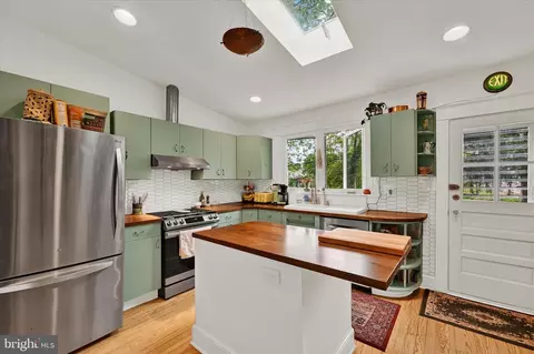 Kitchen - 2822 Beechland Ave, Baltimore, MD 21214 photo 1 of 4