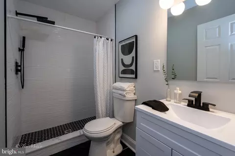 Bath - 3537 Elmley Ave, Baltimore, MD 21213 photo 3 of 5