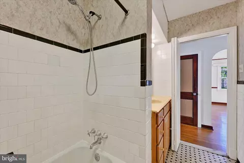 Bath - 4415 Raspe Ave, Baltimore, MD 21206 photo 1 of 3