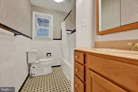 Bath - 4415 Raspe Ave, Baltimore, MD 21206 photo 2 of 3