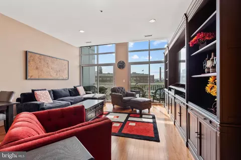 Living - 2772 Lighthouse Pt E #404, Baltimore, MD 21224 photo 3 of 5