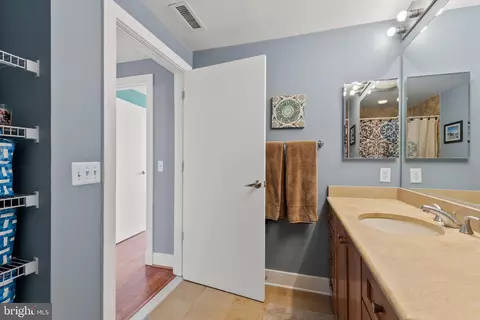 Bath - 2772 Lighthouse Pt E #404, Baltimore, MD 21224 photo 2 of 3