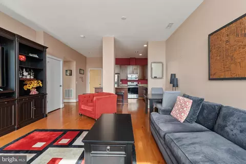 Living - 2772 Lighthouse Pt E #404, Baltimore, MD 21224 photo 4 of 5