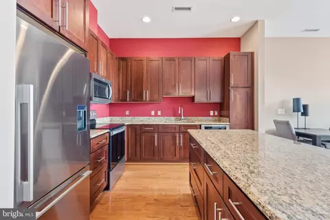 Kitchen - 2772 Lighthouse Pt E #404, Baltimore, MD 21224 photo 3 of 8