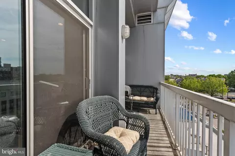 Exterior - 2772 Lighthouse Pt E #404, Baltimore, MD 21224 photo 1 of 3