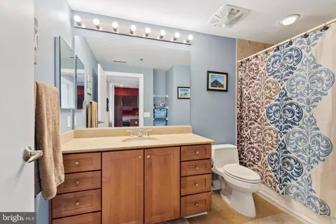 Bath - 2772 Lighthouse Pt E #404, Baltimore, MD 21224 photo 1 of 3