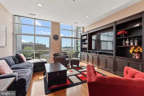 Living - 2772 Lighthouse Pt E #404, Baltimore, MD 21224 photo 2 of 5