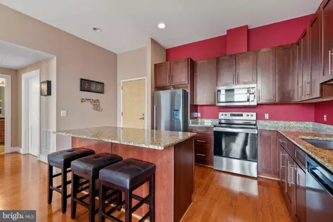 Kitchen - 2772 Lighthouse Pt E #404, Baltimore, MD 21224 photo 7 of 8