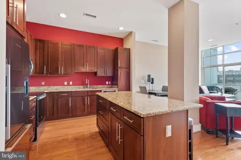 Kitchen - 2772 Lighthouse Pt E #404, Baltimore, MD 21224 photo 2 of 8