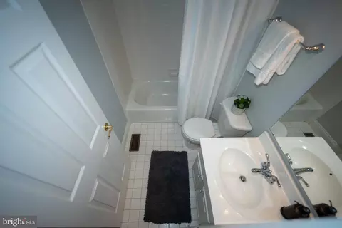 Bath - 1229 Riverside Ave, Baltimore, MD 21230 photo 3 of 8