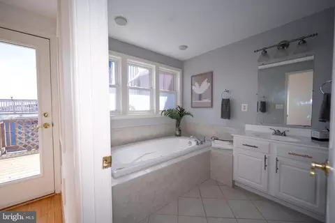 Bath - 1229 Riverside Ave, Baltimore, MD 21230 photo 4 of 8