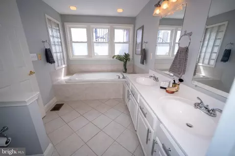 Bath - 1229 Riverside Ave, Baltimore, MD 21230 photo 6 of 8