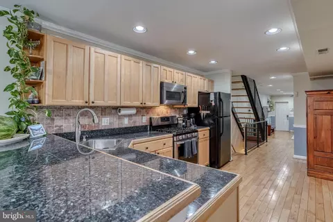 Entry Way - 724 S Luzerne Ave, Baltimore, MD 21224 photo 2 of 4