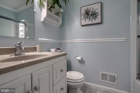 Bath - 724 S Luzerne Ave, Baltimore, MD 21224 photo 4 of 4