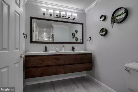 Bath - 724 S Luzerne Ave, Baltimore, MD 21224 photo 2 of 4