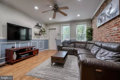 Entry Way - 724 S Luzerne Ave, Baltimore, MD 21224 photo 1 of 4