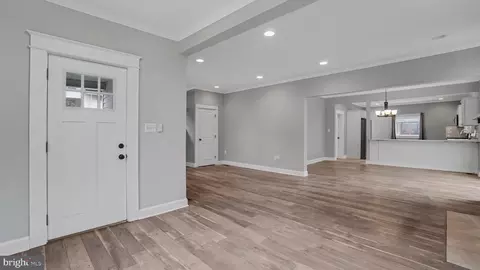 Entry Way - 3113 Cedarhurst Rd, Baltimore, MD 21214 photo 8 of 11
