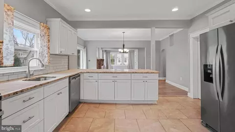 Entry Way - 3113 Cedarhurst Rd, Baltimore, MD 21214 photo 5 of 11