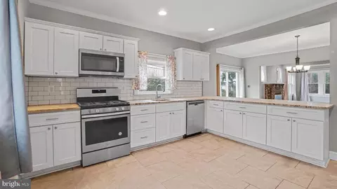 Entry Way - 3113 Cedarhurst Rd, Baltimore, MD 21214 photo 4 of 11