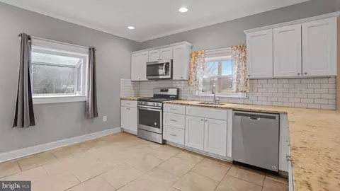 Entry Way - 3113 Cedarhurst Rd, Baltimore, MD 21214 photo 3 of 11